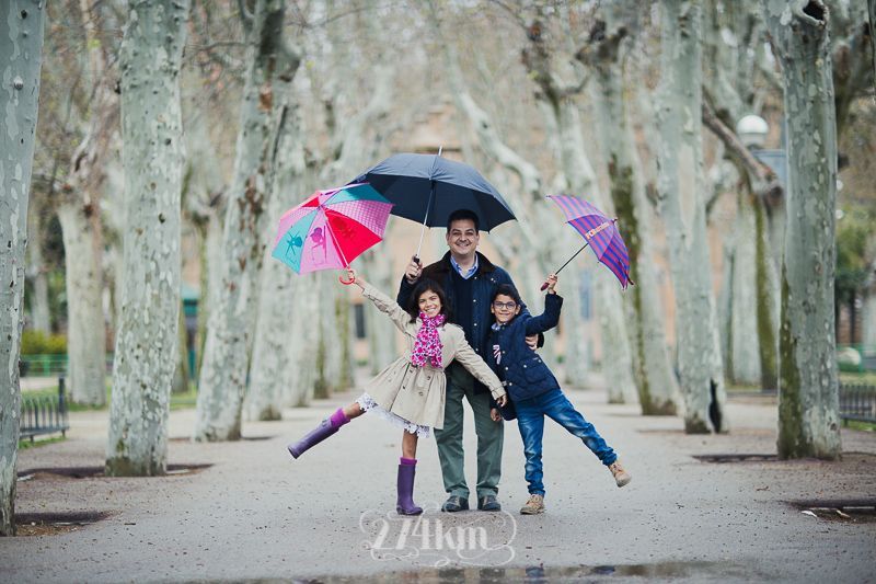 Sesión de fotos de familia en exterior en la lluvia de primavera (11) Sesión de fotos de familia en exterior en la lluvia de primavera (11)
