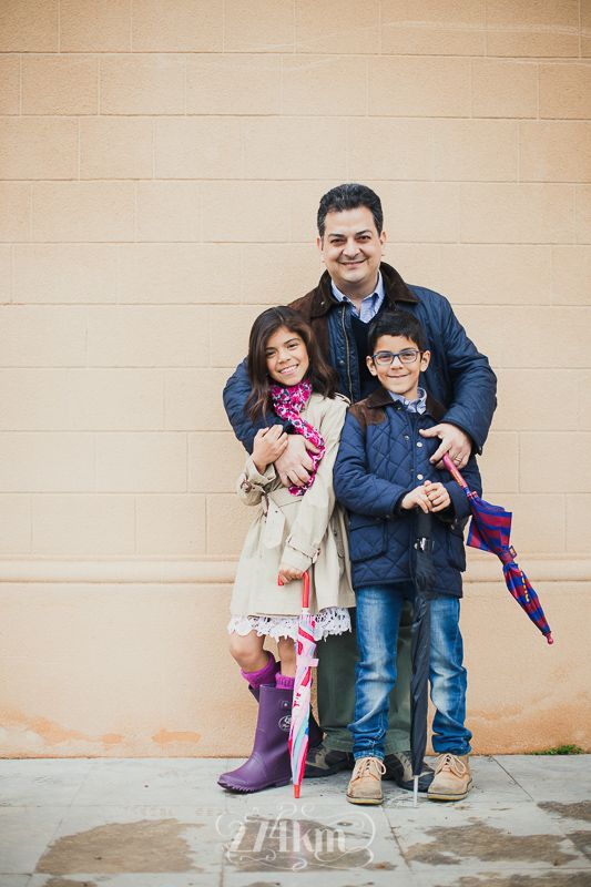 Sesión de fotos de familia en exterior en la lluvia de primavera (9) Sesión de fotos de familia en exterior en la lluvia de primavera (9)