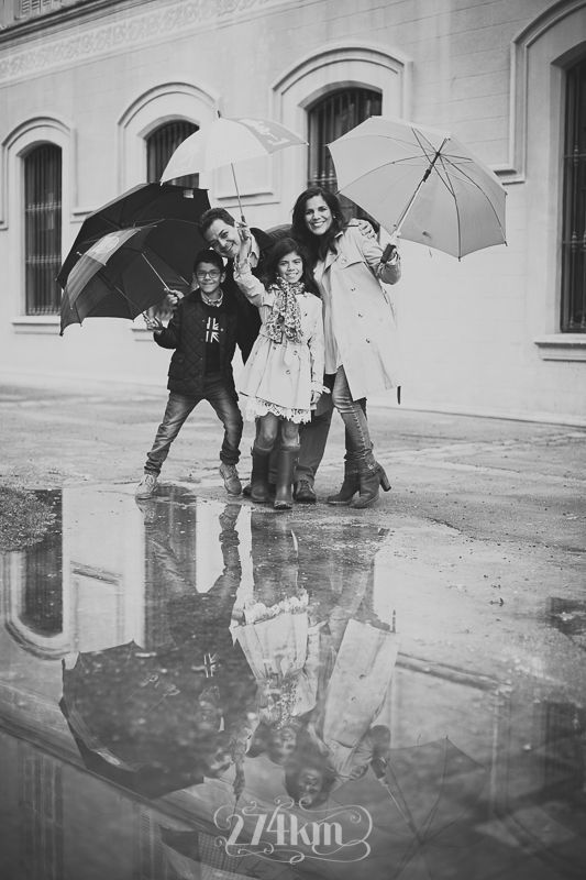 Sesión de fotos de familia en exterior en la lluvia de primavera (8) Sesión de fotos de familia en exterior en la lluvia de primavera (8)