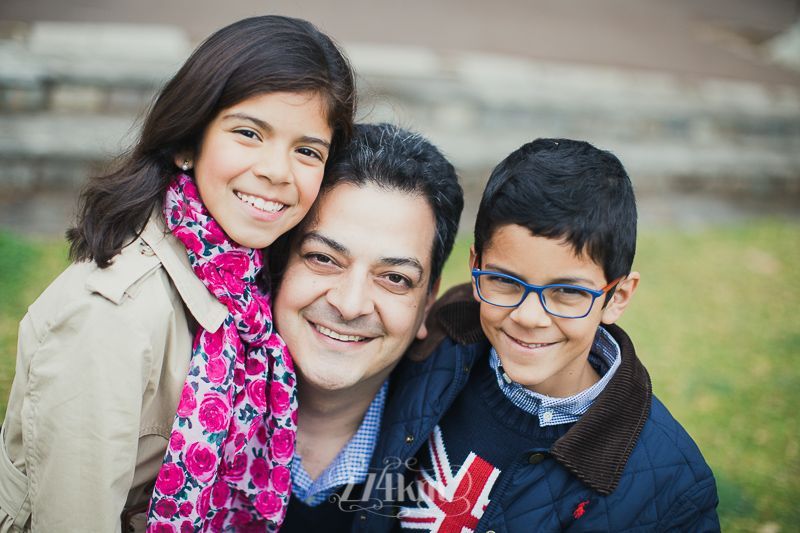 Sesión de fotos de familia en exterior en la lluvia de primavera (7) Sesión de fotos de familia en exterior en la lluvia de primavera (7)