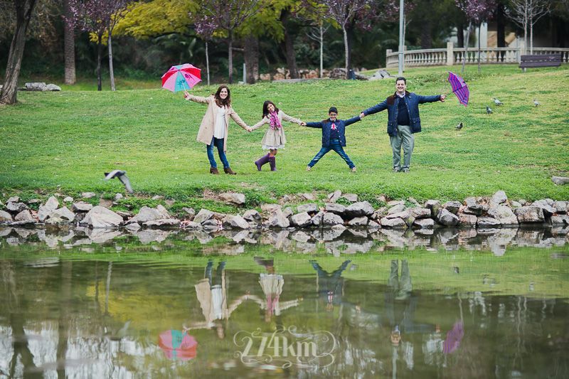 Sesión de fotos de familia en exterior en la lluvia de primavera (5) Sesión de fotos de familia en exterior en la lluvia de primavera (5)