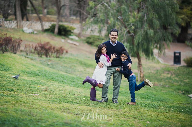 Sesión de fotos de familia en exterior en la lluvia de primavera (4) Sesión de fotos de familia en exterior en la lluvia de primavera (4)