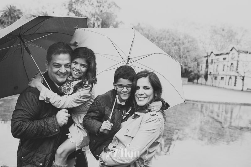 Sesión de fotos de familia en exterior en la lluvia de primavera (3) Sesión de fotos de familia en exterior en la lluvia de primavera (3)