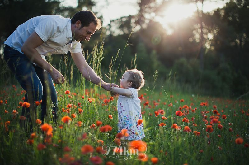 Sesi&oacute;n de fotos familiar en campo de amapolas en primavera en barcelona (10)