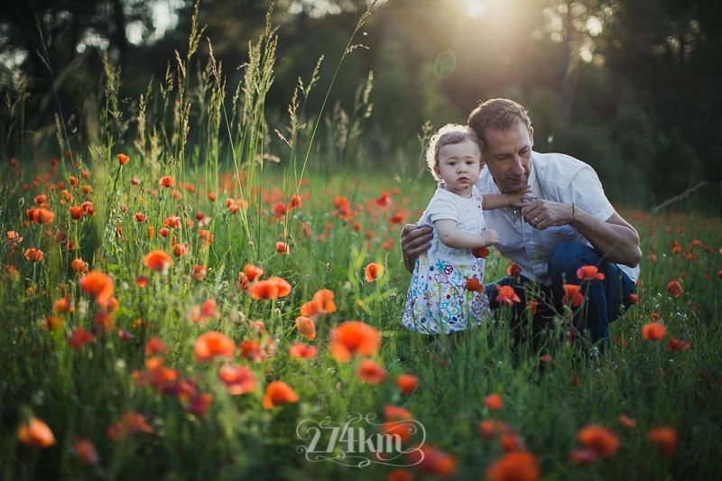 Sesi&oacute;n de fotos familiar en campo de amapolas en primavera en barcelona (8)