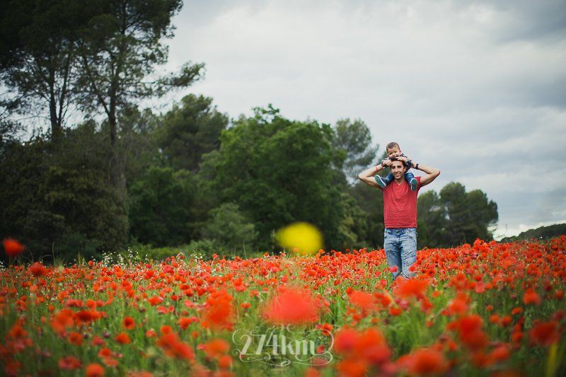 Sesión de fotos familiar en el campo en primavera en las amapolas en Barcelona (2) Sesión de fotos familiar en el campo en primavera en las amapolas en Barcelona (2)