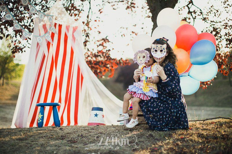 Sesi&oacute;n de fotos familiar circo vintage en exterior en el campo en barcelona (22)