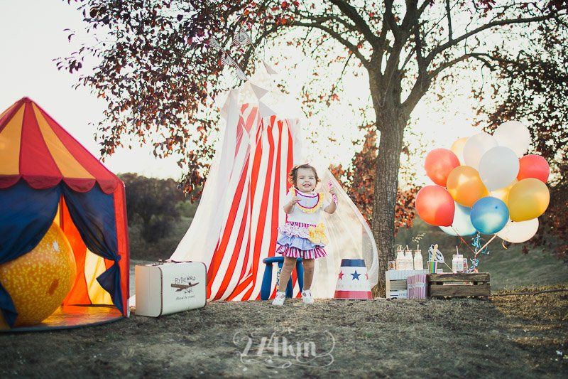 Sesi&oacute;n de fotos familiar circo vintage en exterior en el campo en barcelona (13)