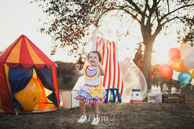 Sesi&oacute;n de fotos familiar circo vintage en exterior en el campo en barcelona (12)