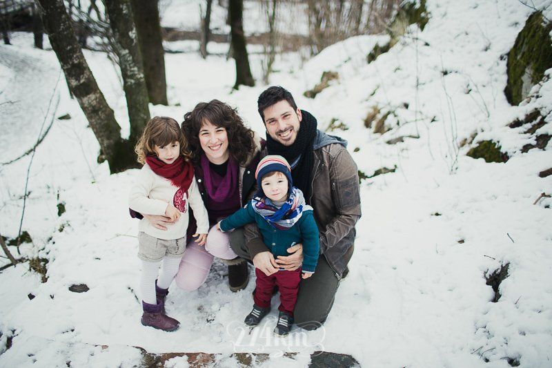Sesión de fotos de familia en la nieve en invierno en Santa Fe del Montseny (52) Sesión de fotos de familia en la nieve en invierno en Santa Fe del Montseny (52)