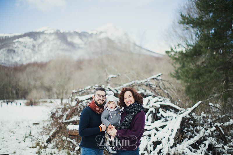 Sesión de fotos de familia en la nieve en invierno en Santa Fe del Montseny (1) Sesión de fotos de familia en la nieve en invierno en Santa Fe del Montseny (1)
