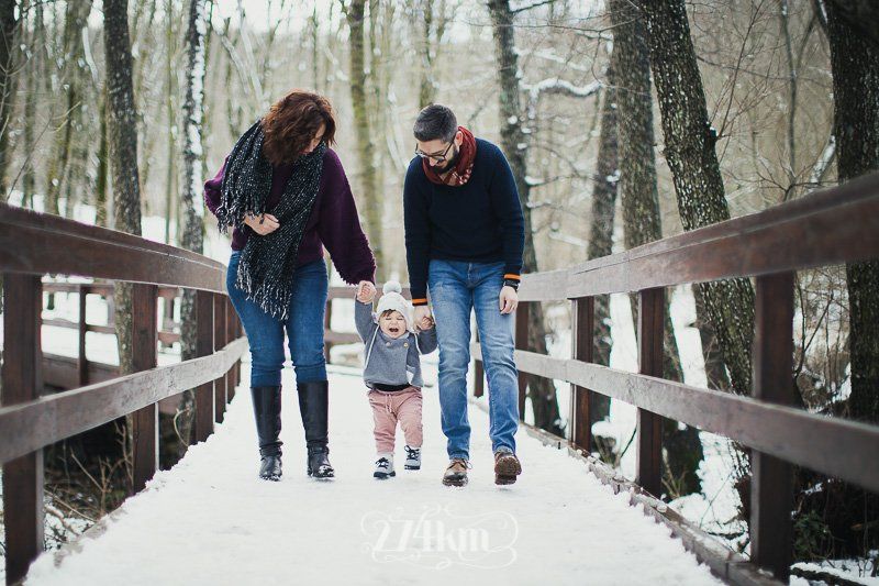 Sesión de fotos de familia en la nieve en invierno en Santa Fe del Montseny (4) Sesión de fotos de familia en la nieve en invierno en Santa Fe del Montseny (4)