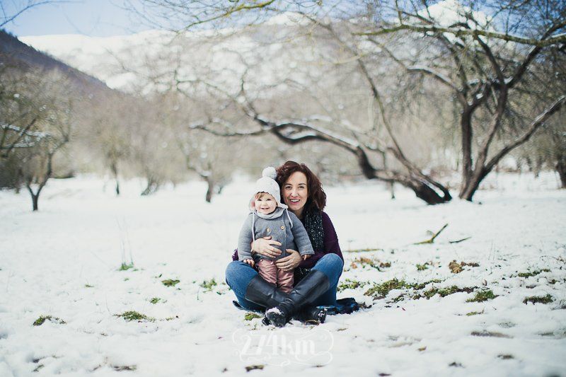 Sesión de fotos de familia en la nieve en invierno en Santa Fe del Montseny (6) Sesión de fotos de familia en la nieve en invierno en Santa Fe del Montseny (6)